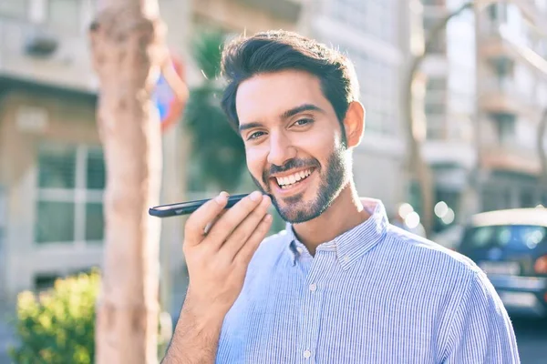 Jonge Spaanse Man Glimlacht Gelukkig Het Verzenden Van Audio Bericht — Stockfoto