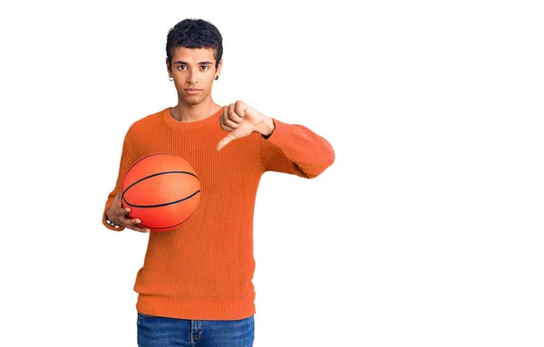 Jovem Afro Americano Segurando Bola Basquete Com Rosto Irritado Sinal — Fotografia de Stock