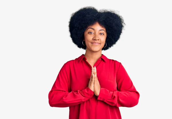 Jovem Afro Americana Vestindo Roupas Casuais Orando Com Mãos Juntas — Fotografia de Stock