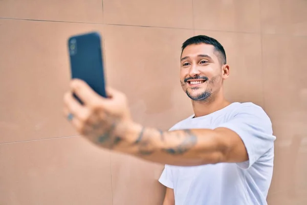 Ung Latinamerikansk Man Ler Glad Gör Selfie Vid Smartphone Gatan — Stockfoto