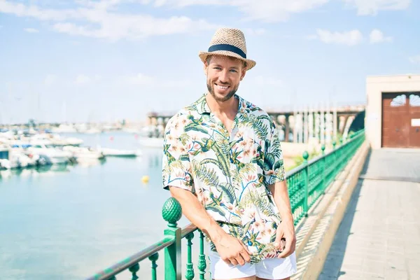 Snygg Kaukasisk Man Bär Sommarmössa Och Blommor Skjorta Ler Glad — Stockfoto