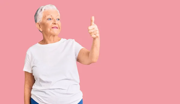 Senior Bela Mulher Com Olhos Azuis Cabelos Grisalhos Vestindo Camisa — Fotografia de Stock