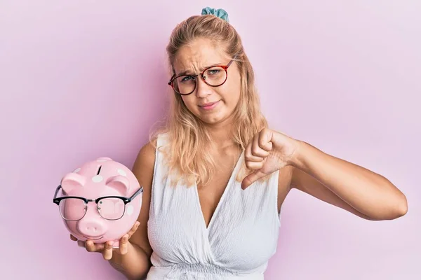 Jong Blond Meisje Houden Spaarvarken Bank Met Bril Met Boos — Stockfoto