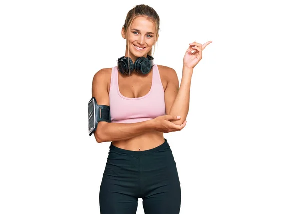 Mujer Rubia Joven Que Viste Ropa Gimnasio Usa Auriculares Con —  Fotos de Stock