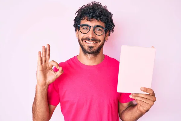 Beau Jeune Homme Aux Cheveux Bouclés Ours Lisant Livre Faisant — Photo