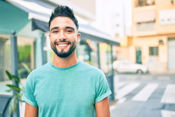 Jovem Árabe Homem Sorrindo Feliz Andando Cidade — Fotografia de Stock