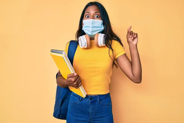 Νεαρή Ινδή Που Φοράει Ιατρική Μάσκα Κρατώντας Φοιτητική Τσάντα Και — Φωτογραφία Αρχείου
