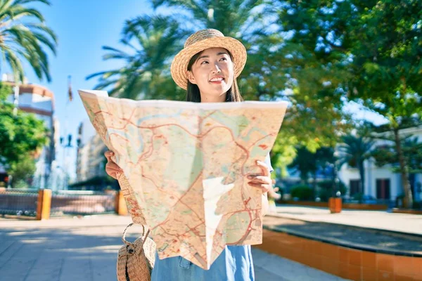 Jovem Chinesa Turista Mulher Sorrindo Feliz Segurando Mapa Cidade Parque — Fotografia de Stock