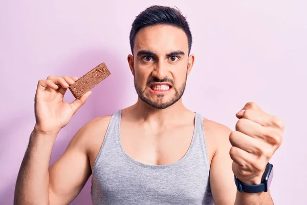 Jovem Homem Bonito Com Barba Comendo Barra Proteína Energia Sobre — Fotografia de Stock