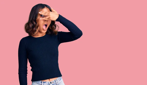 Jonge Mooie Gemengde Ras Vrouw Dragen Casual Kleding Gluuren Shock — Stockfoto