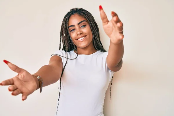 Jonge Afro Amerikaanse Vrouw Met Vlechten Casual Wit Tshirt Kijkend — Stockfoto