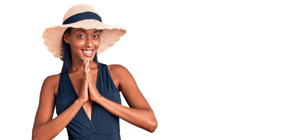 Jonge Afro Amerikaanse Vrouw Badpak Zomerhoed Biddend Met Handen Bij — Stockfoto