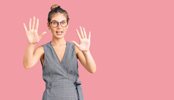 Hermosa Mujer Caucásica Con Cabello Rubio Vistiendo Ropa Negocios Gafas —  Fotos de Stock