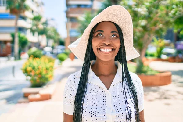 Mladá Africká Americká Žena Dovolené Úsměvem Šťastný Chůze Ulici Města — Stock fotografie