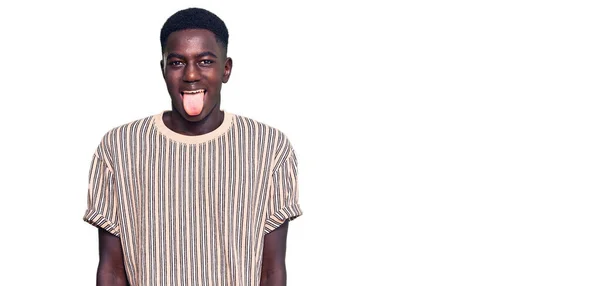Νεαρός Αφροαμερικάνος Που Φοράει Καθημερινά Ρούχα Χέρι Στο Στομάχι Επειδή — Φωτογραφία Αρχείου