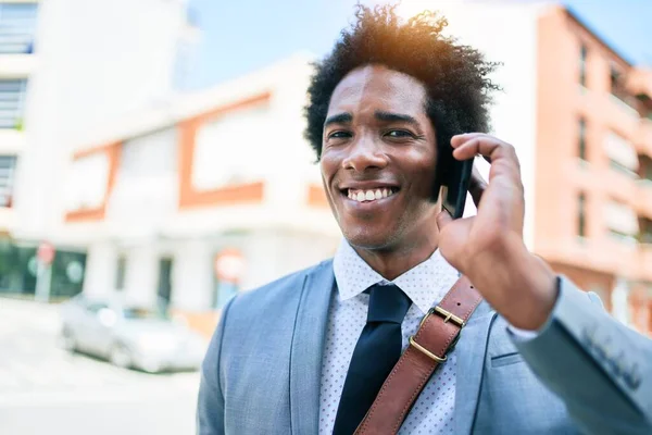 Jovem Empresário Afro Americano Vestindo Terno Sorrindo Feliz Com Sorriso — Fotografia de Stock