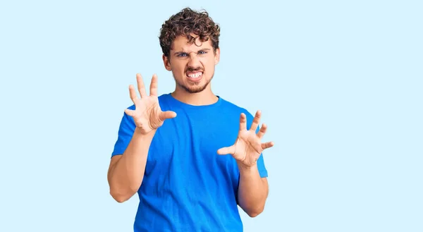 Jovem Homem Bonito Com Cabelo Encaracolado Vestindo Roupas Casuais Sorrindo — Fotografia de Stock