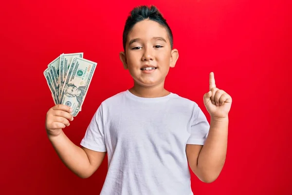 Маленький Мальчик Латиноамериканец Банкнотами Долларов Улыбающийся Идеей Вопросом Указывающий Пальцем — стоковое фото