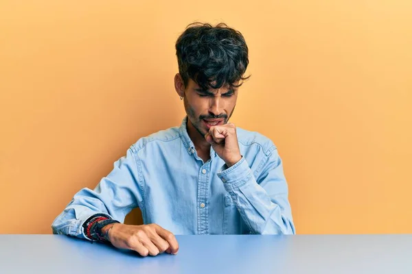 Hombre Hispano Joven Con Ropa Casual Sentado Mesa Sintiéndose Mal — Foto de Stock