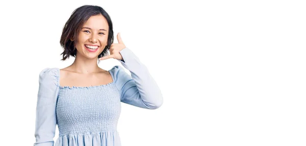 Jong Mooi Meisje Draagt Casual Kleding Glimlachend Doen Telefoon Gebaar — Stockfoto