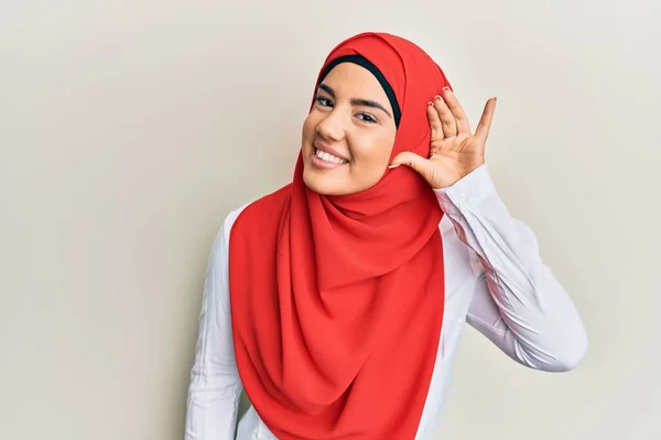 Jovem Bela Menina Hispânica Vestindo Tradicional Lenço Islâmico Hijab Sorrindo — Fotografia de Stock