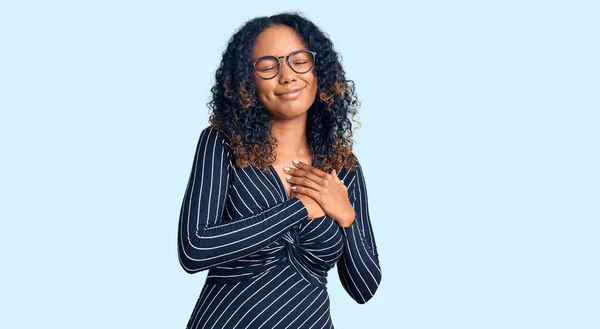 Молода Афроамериканська Жінка Повсякденному Одязі Окулярах Посміхається Руками Грудях Закритими — стокове фото
