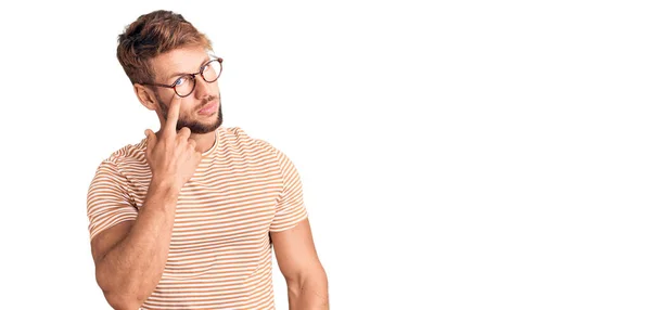 Jeune Homme Caucasien Portant Des Vêtements Décontractés Des Lunettes Pointant — Photo