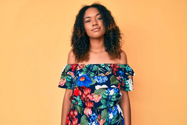 Junge Afroamerikanerin Lässiger Kleidung Entspannt Mit Ernstem Gesichtsausdruck Einfacher Und — Stockfoto