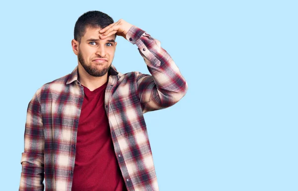 Jovem Bonito Vestindo Camisa Casual Preocupado Estressado Sobre Problema Com — Fotografia de Stock