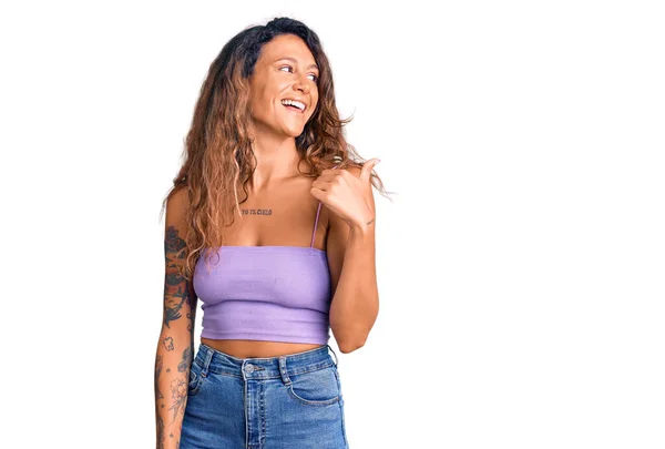 Mujer Hispana Joven Con Tatuaje Usando Ropa Casual Sonriendo Con —  Fotos de Stock