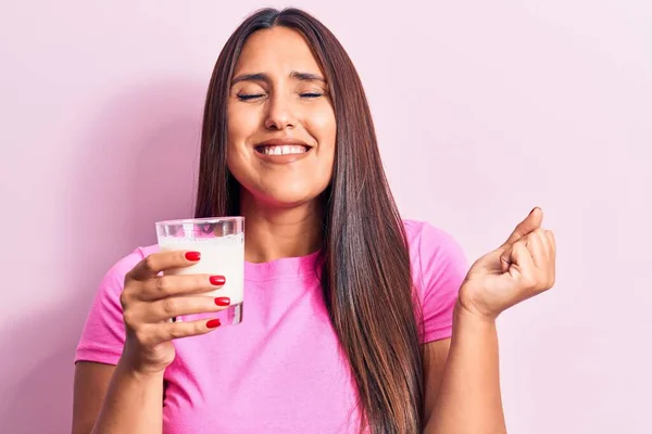 Ung Vacker Brunett Kvinna Dricka Glas Mjölk Skriker Stolt Firar — Stockfoto