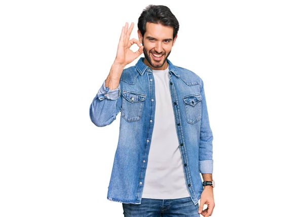 Gündelik Kıyafetler Giyen Genç Spanyol Adam Gülümsüyor Parmaklarıyla Tamam Işareti — Stok fotoğraf