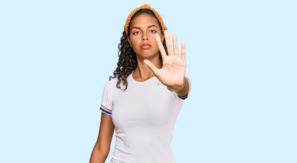 Ung Afrikansk Amerikansk Flicka Klädd Vardagskläder Slutar Sjunga Med Handflatan — Stockfoto