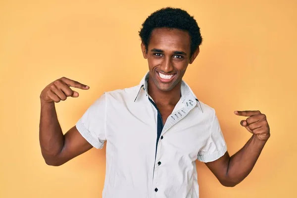 Afričan Pohledný Muž Ležérní Košili Vypadá Sebevědomě Úsměvem Tváři Ukazuje — Stock fotografie