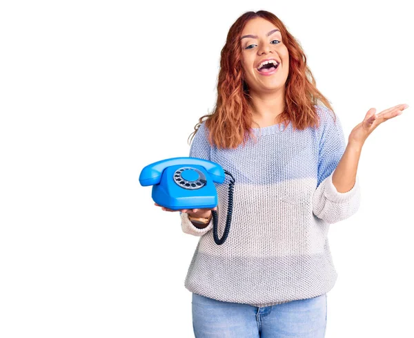 Jong Latijn Vrouw Met Vintage Telefoon Vieren Overwinning Met Een — Stockfoto