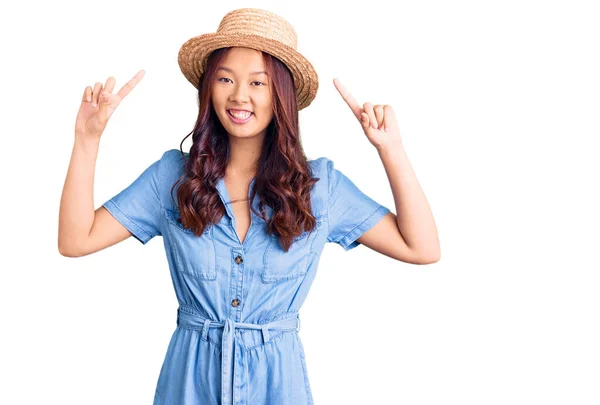 Junge Schöne Chinesische Mädchen Mit Sommerhut Lächelt Erstaunt Und Überrascht — Stockfoto