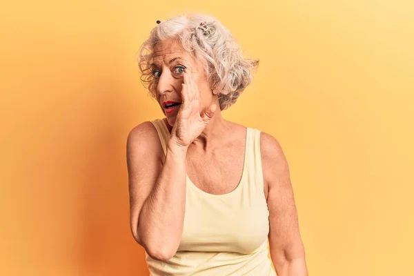 Senior Mujer Pelo Gris Con Ropa Casual Mano Boca Contando — Foto de Stock