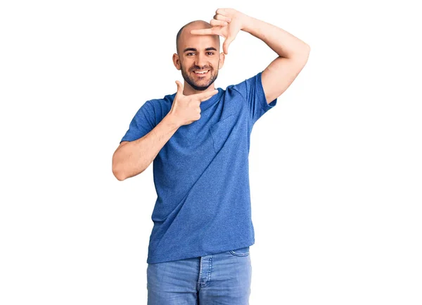 Homem Bonito Jovem Vestindo Shirt Casual Sorrindo Fazendo Moldura Com — Fotografia de Stock