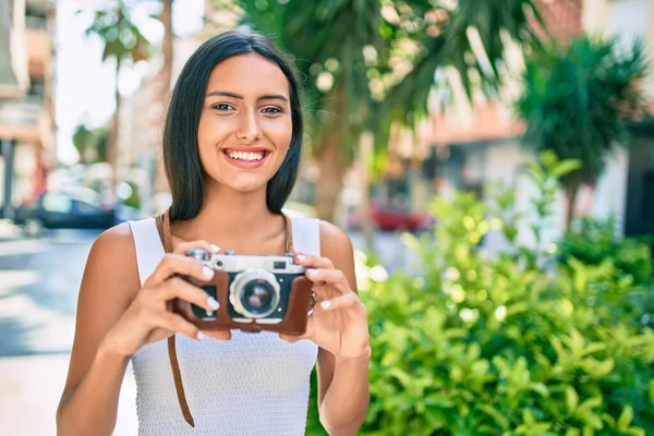 Mladý Latinsky Turista Dívka Usměvavý Šťastný Pomocí Vintage Kamera Chůze — Stock fotografie