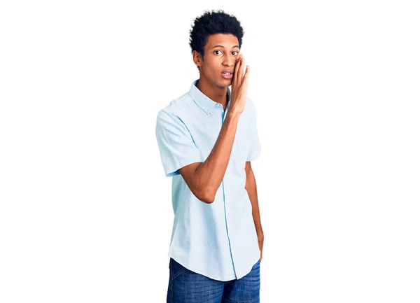 Mladý Africký Američan Nosí Ležérní Oblečení Ruku Ústech Vyprávějící Tajné — Stock fotografie