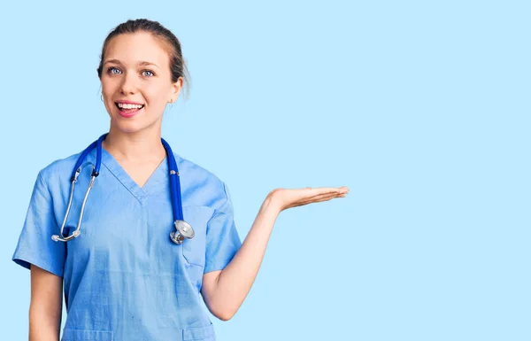 Joven Hermosa Mujer Rubia Vistiendo Uniforme Médico Estetoscopio Sonriente Alegre —  Fotos de Stock