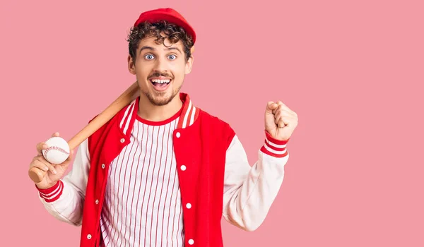 Jovem Homem Bonito Com Cabelo Encaracolado Jogando Beisebol Segurando Morcego — Fotografia de Stock