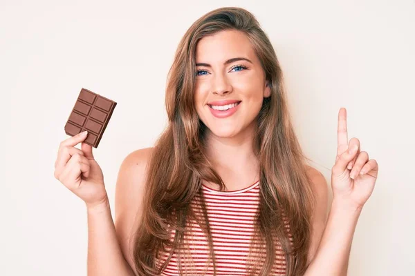 Schöne Junge Kaukasische Frau Mit Schokoriegel Überrascht Mit Einer Idee — Stockfoto