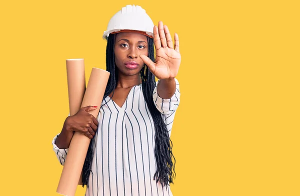 Ung Afrikansk Amerikansk Kvinna Bär Arkitekt Hardhat Hålla Ritningar Med — Stockfoto