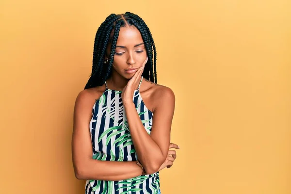 Hermosa Mujer Hispana Usando Vestido Verano Pensando Que Cansada Aburrida —  Fotos de Stock