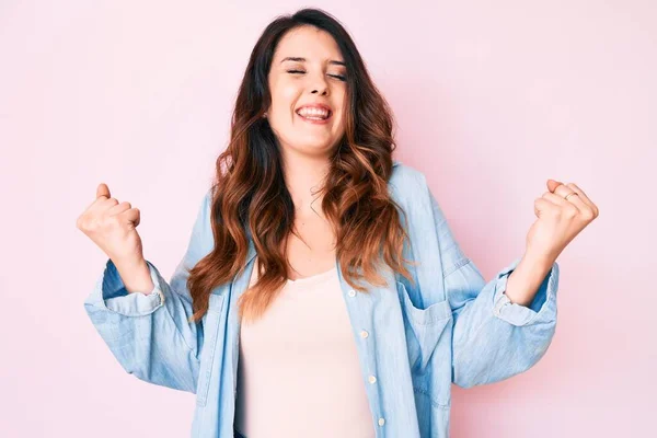 Mujer Morena Hermosa Joven Con Ropa Casual Sobre Fondo Rosa — Foto de Stock