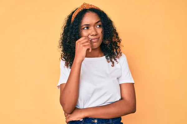 Mujer Afroamericana Joven Con Ropa Casual Cara Seria Pensando Pregunta — Foto de Stock