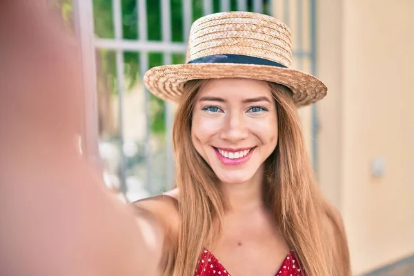 Young Caucasian Tourist Girl Smiling Happy Making Selfie Camera City — ストック写真