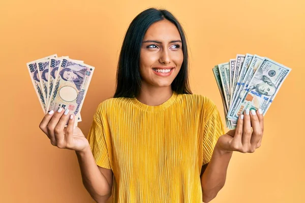 Mladá Bruneta Žena Drží Hromadu Dolarů Jenů Usmívá Dívá Stranou — Stock fotografie