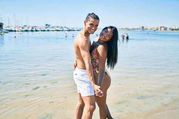 Jovem Casal Latino Vestindo Roupa Banho Sorrindo Feliz Dançando Praia — Fotografia de Stock